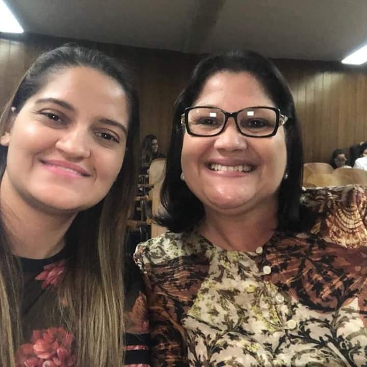 A professora do IFG - Câmpus Goiânia, Waléria de Oliveira e sua mãe, Wuelta de Oliveira, que nos relatou a história de sua filha.