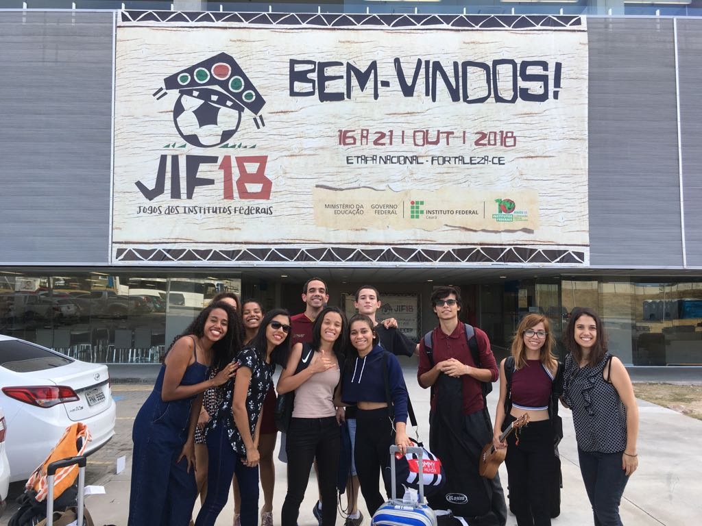 Atletas do IFG com professores de Educação Física no momento da chegada ao Centro de Formação Olímpica do Nordeste, onde serão realizados os jogos do JIF, em Fortaleza