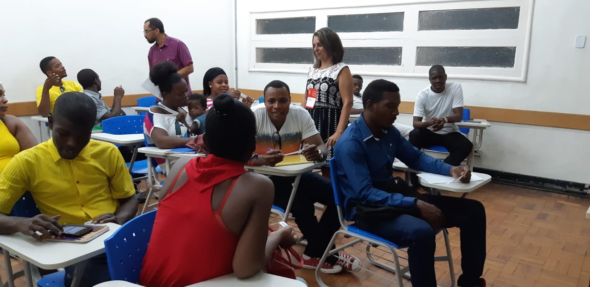 Projeto de extensão promove aulas de língua portuguesa para haitianos refugiados em Goiânia.