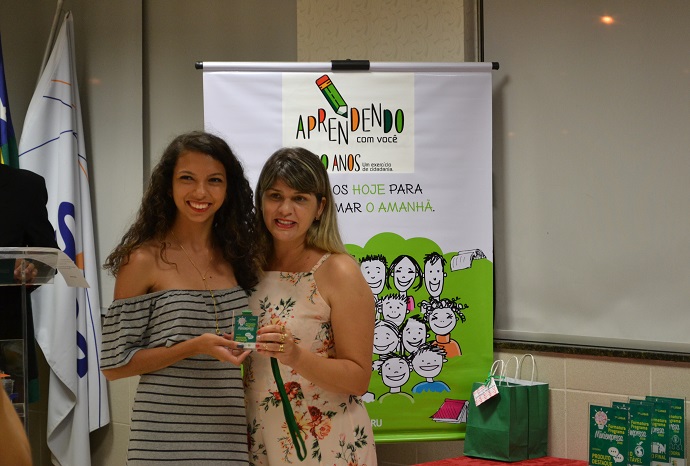 Presidente da Cellport, Maria Clara Agluiarde, recebeu uma das medalhas das mãos da secretaria municipal de edução, Simone Ferreira