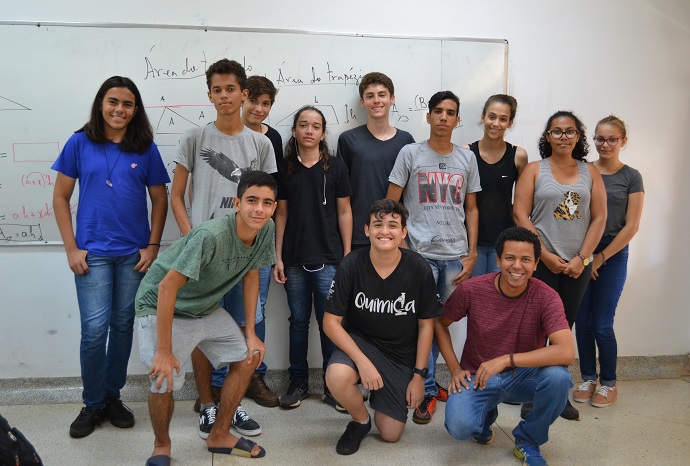 Prof. Rogério (agachado, 1º da direita para esquerda) junto aos alunos do Projeto de Matemática Olimpíca