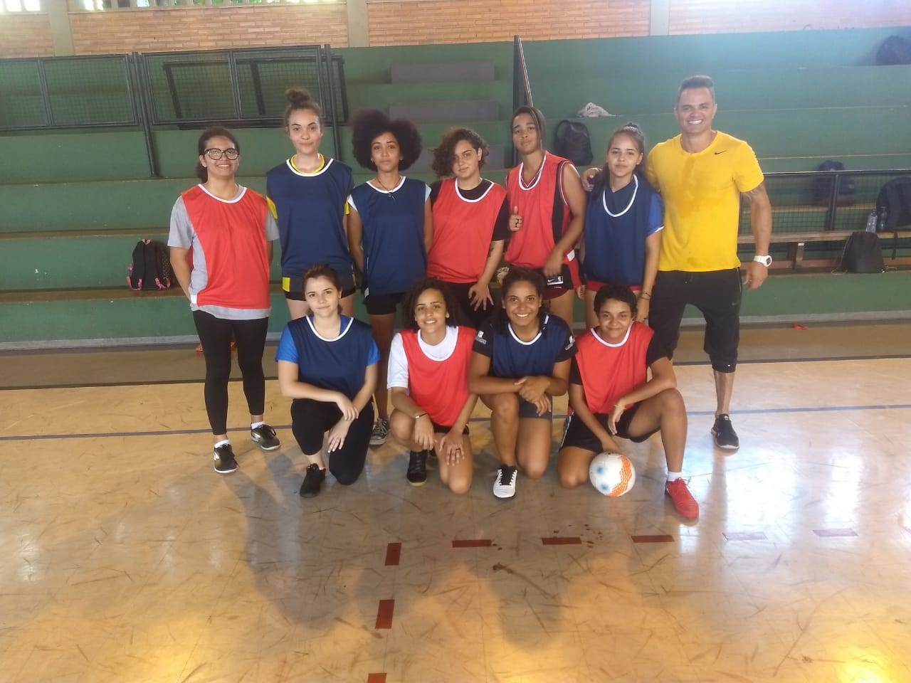 Time de futsal feminino do Câmpus Goiânia que competirá no JIF Goiás mais o professor Isaac Aldivino.