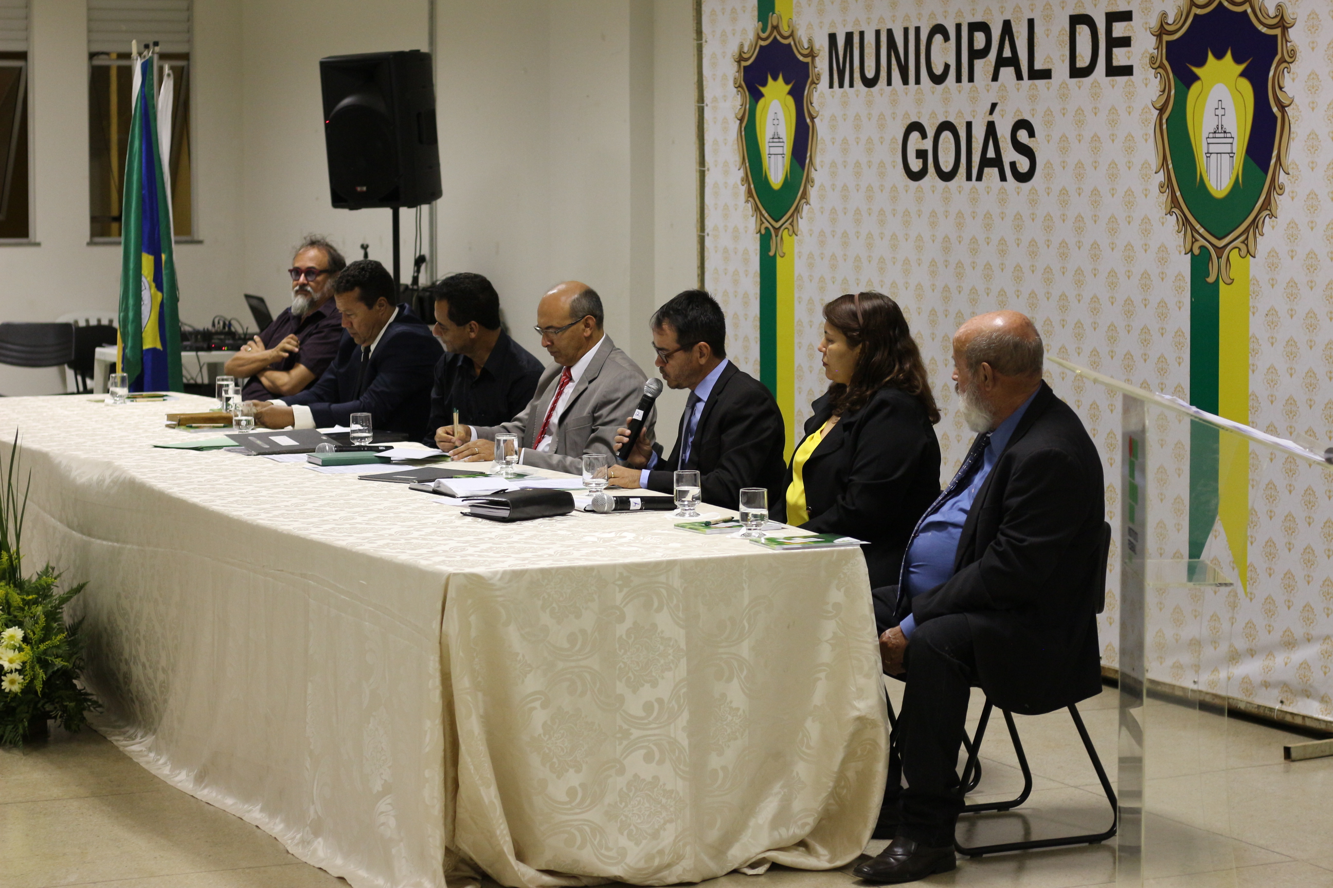 A mesa da sessão itinerante foi composta por vereadores do município e pelo diretor Sandro