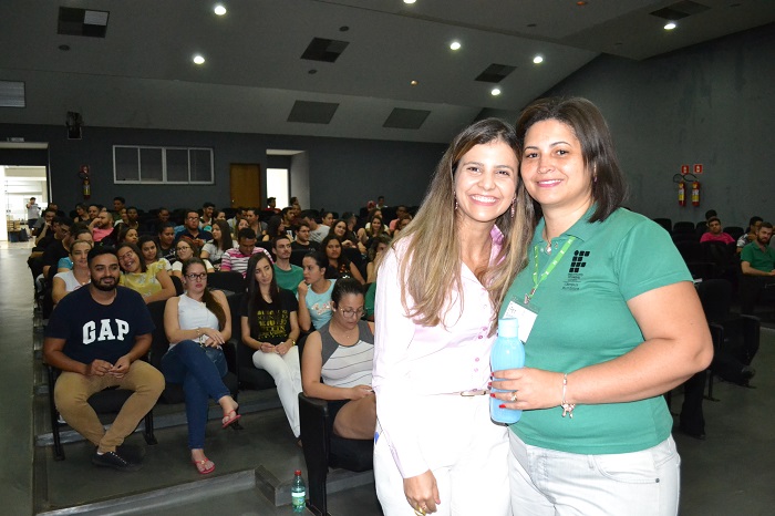 Coord. da Licenciatura, Juliana Moraes, e a tutora do Grupo PET, Tatiana Aparecida