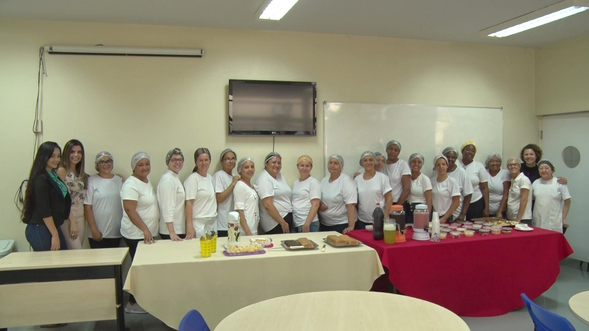 Turma reunida durante o encerramento da aula de "Elaboração de produtos básicos culinários", no laboratório Gastronômico do Câmpus Goiânia
