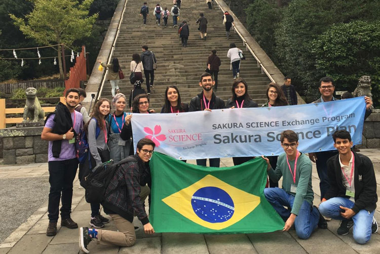 Clara Marcelino Ribeiro Sousa ( aluna do Câmpus Goiânia do IFG) e mais outros estudantes e professores que participaram do programa de intercâmbio Sakura Science High School Program, de 24 a 30 de novembro, no Japão.
