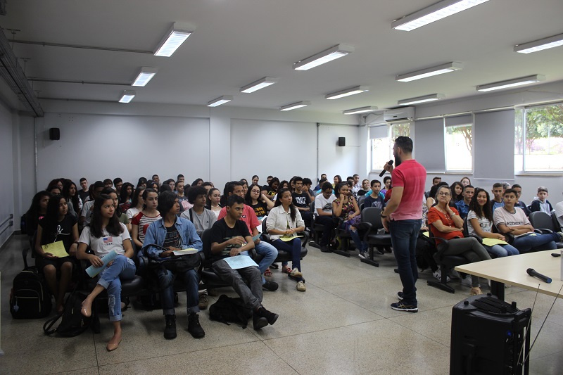 Aula inaugural aos calouros do Ensino Médio Integrado foi ministrada pelo professor de Filosofia Sandro Henrique Ribeiro