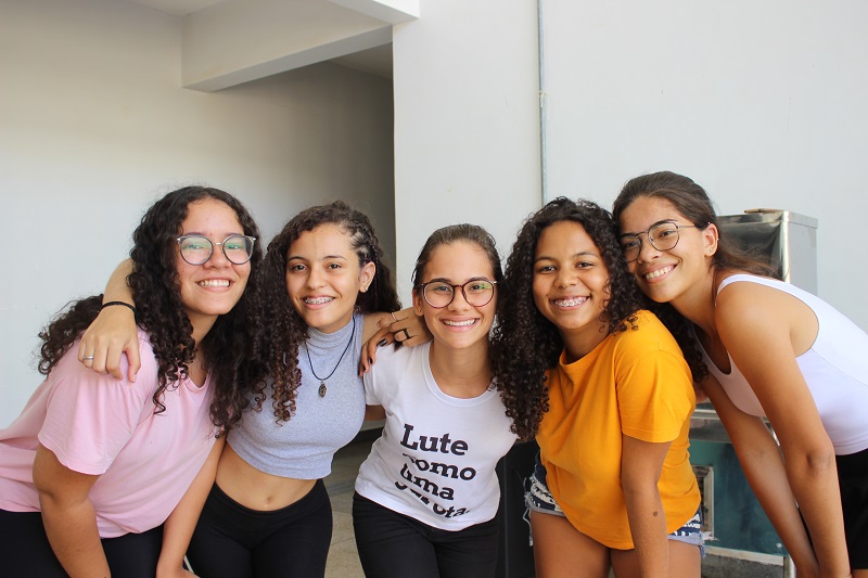 Lívia, Isadora, Mariana, Isa e Vanessa são alunas de cursos do Ensino Médio Integrado e compõem a diretoria do Coletivo LIS