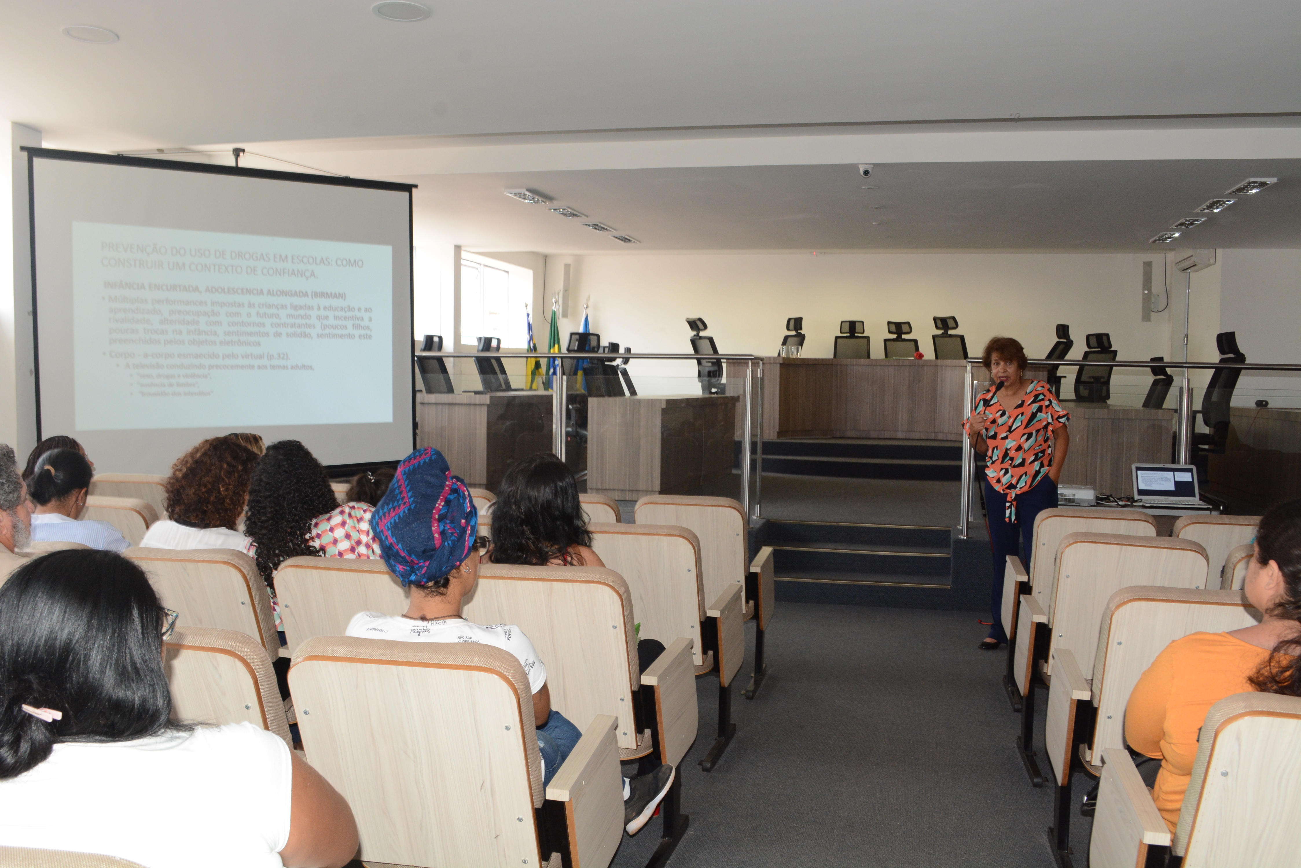 Conferência “Prevenção do uso de drogas em escolas: como construir um contexto de confiança”, com a Profa. Dra. Maria Lizabete Pinheiro