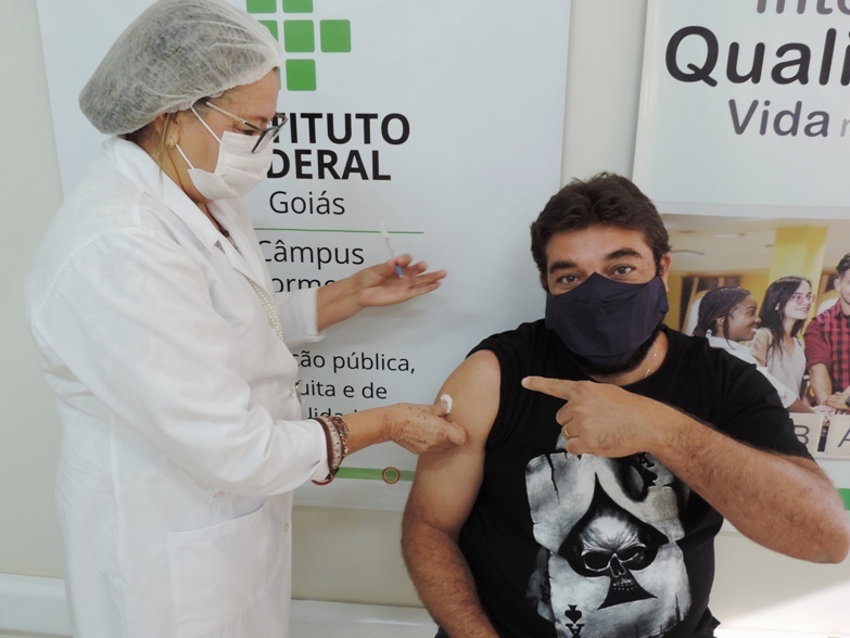 Professor Leandro Goulart é o primeiro docente do dia a receber a primeira dose do imunizante