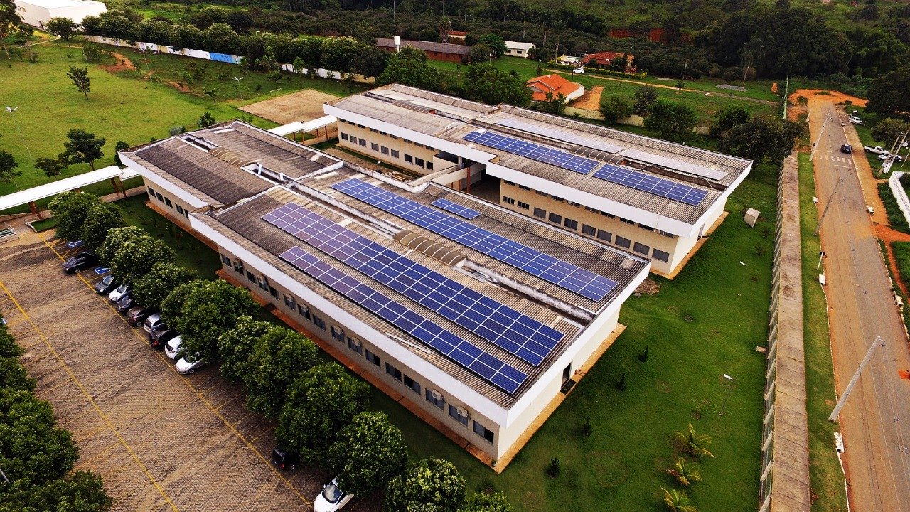 Os 358 módulos de geração fotovoltaica estão instalados sobre os telhados dos blocos B e C e próximo ao refeitório do Câmpus Aparecida de Goiânia