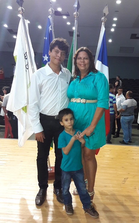 Felipe, acompanhado dos familiares, durante cerimônia simbólica do técnico integrado no final de 2016
