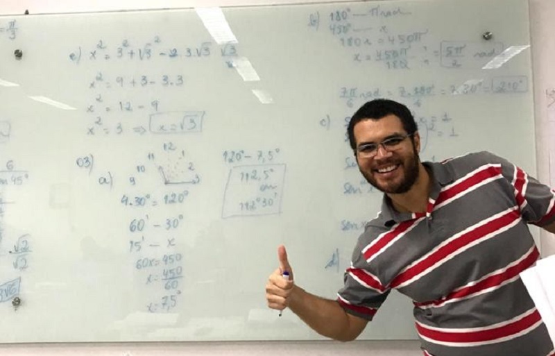 Professor Marcelo Francisco de Andrade, em aula no IFG Aparecida de Goiânia antes do período de Ensino Remoto Emergencial