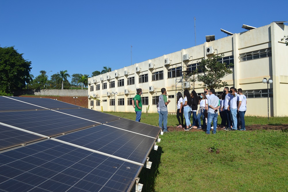 No Câmpus Itumbiara há diversas placas solares instaladas, tanto no chão quanto no teto dos blocos administrativos quanto acadêmicos