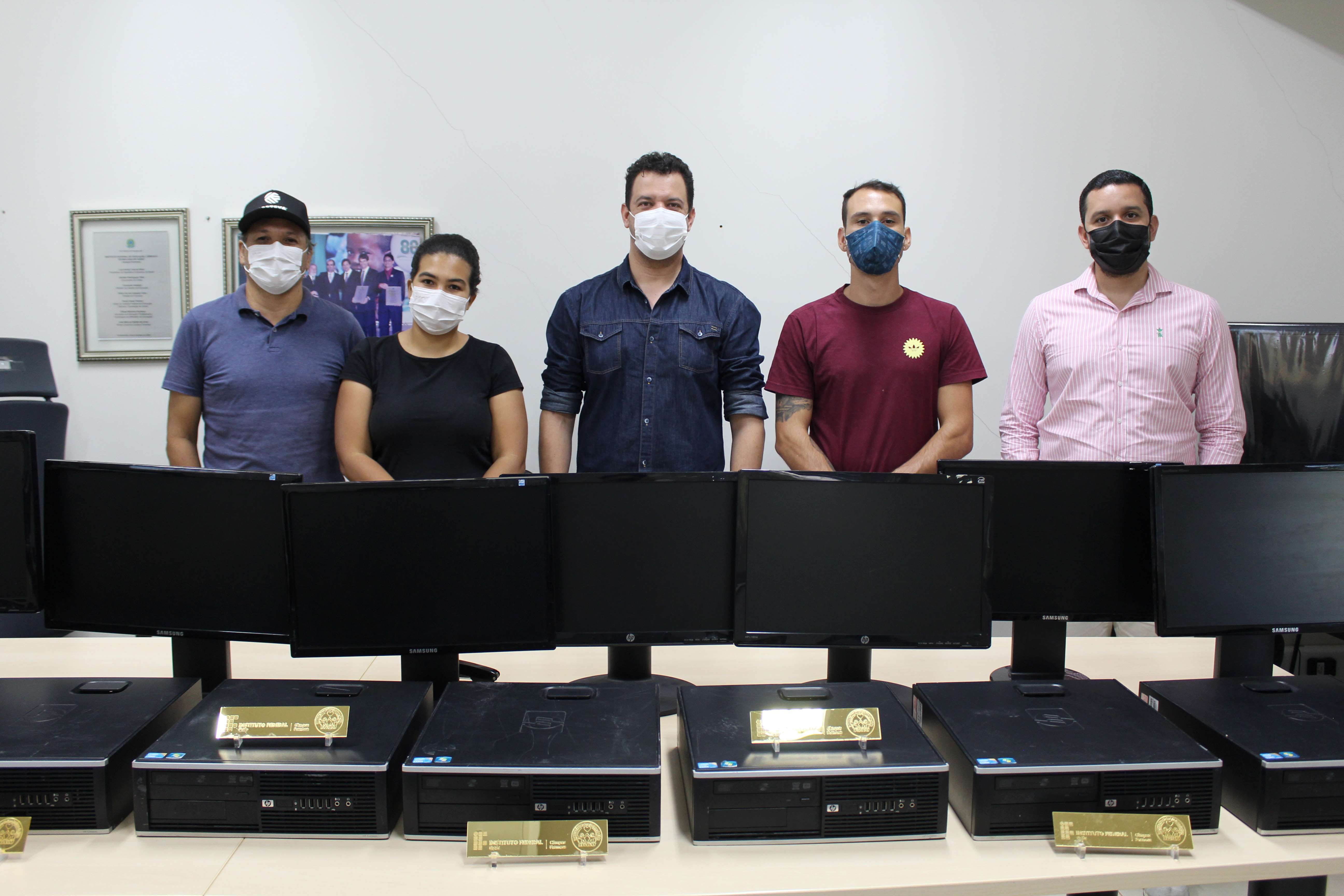 Equipe do Câmpus Formosa recebe computadores recondicionados do Ibav