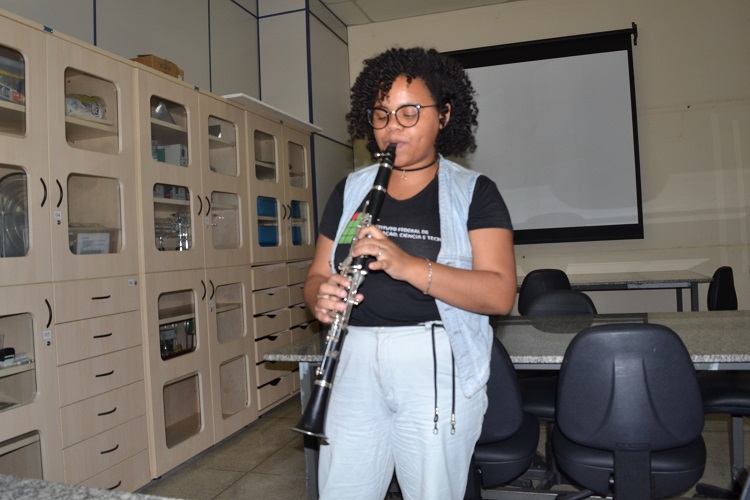 Aluna Fabiana de Oliveira testa clarineta após ajustes realizados na palheta