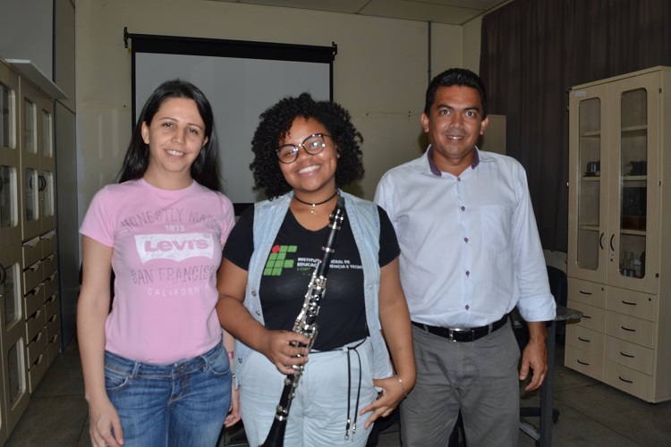 Carina Bertunes (da Música), aluna Fabiana de Oliveira e Cláudio José Silva (da Física) compõem a equipe que conduziu a pesquisa