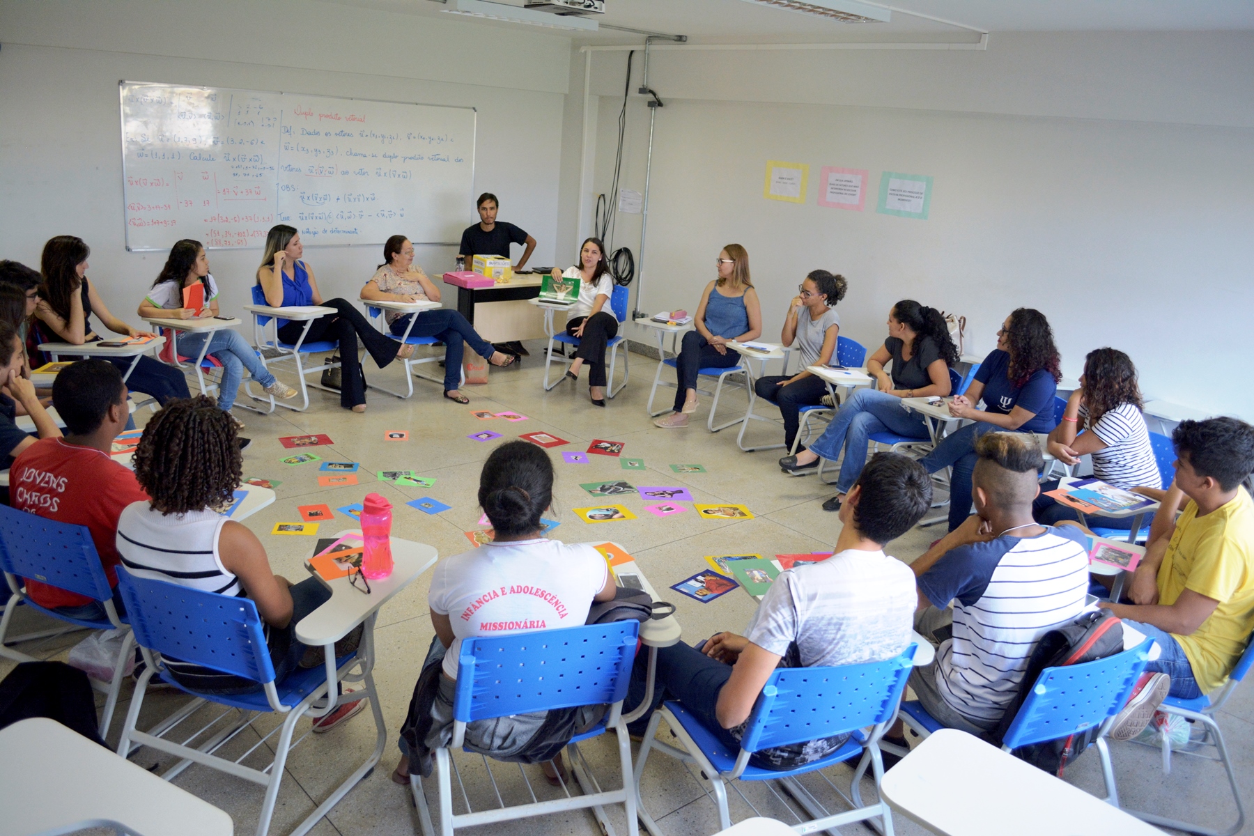 Grupo de alunos recebe orientação profissional com audição, diálogos e dinâmicas