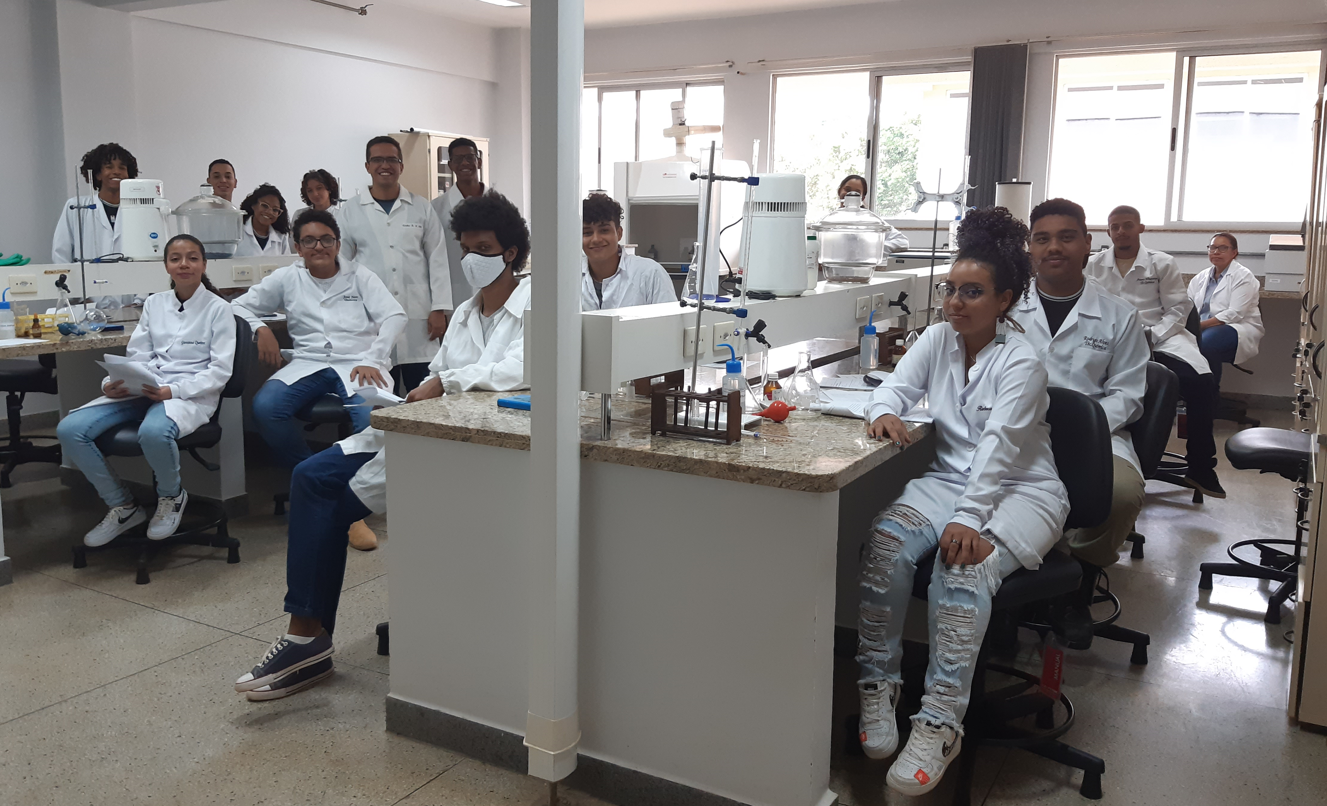 Professor Carlos Otto com alunos participantes do projeto de ensino “Introdução às Técnicas Experimentais em Laboratórios de Química”