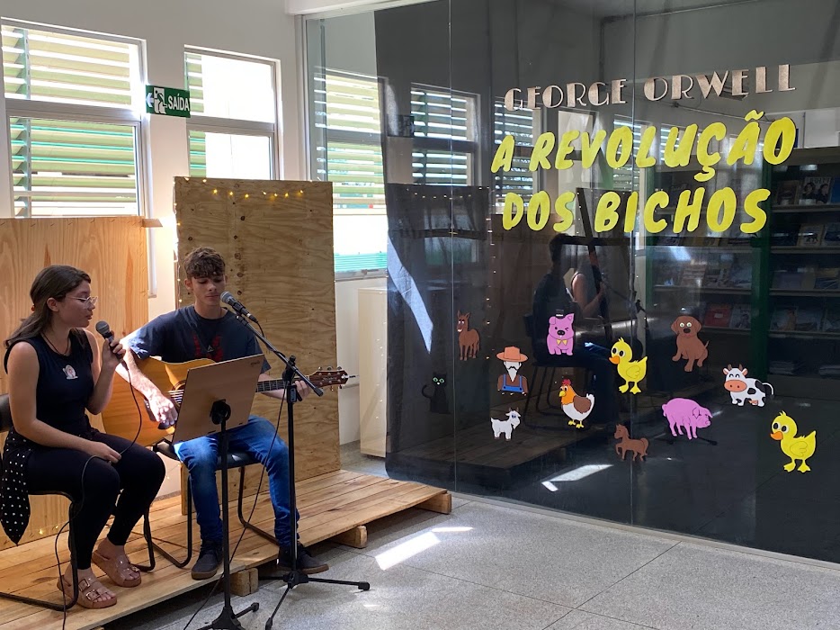 A abertura oficial do evento contou com a apresentação musical dos alunos Thayssa Expedita e João Vitor Celoni. 