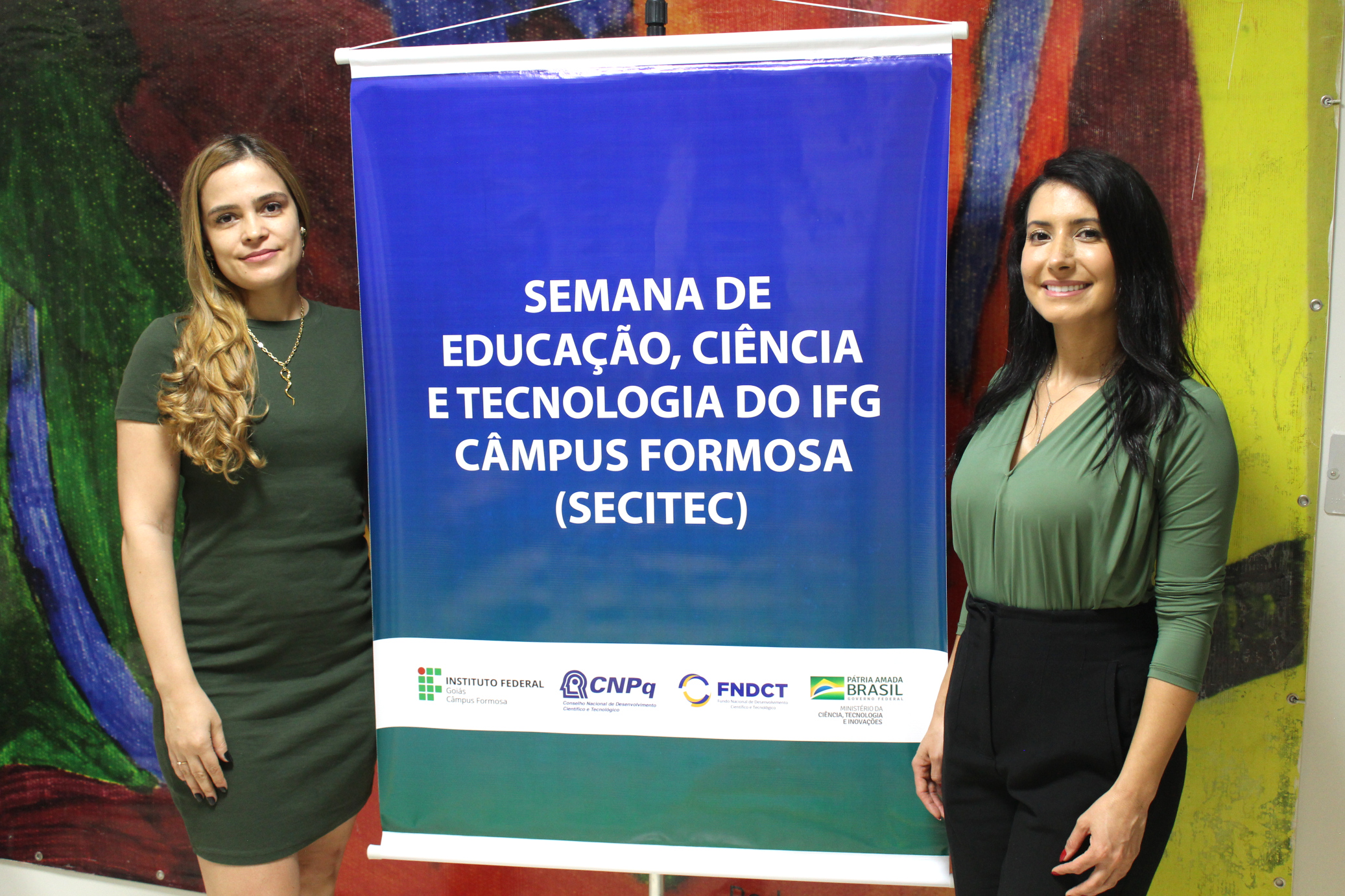Professora dos cursos de informática do Câmpus, Uyara Ferreira Silva, e a palestrante, engenheira de software Jackeline Neves de Almeida, na abertura do evento
