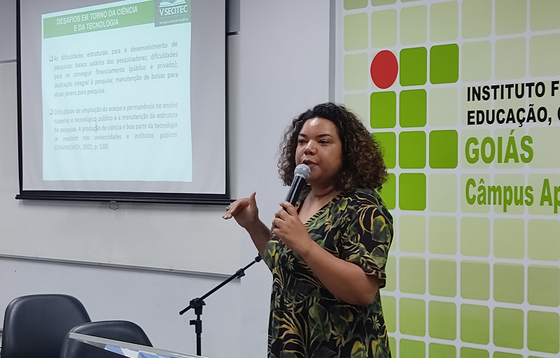 A palestrante Marcilene Pelegrine Gomes (UFG) ressaltou a importância das instituições públicas de ensino, que são responsáveis pela maioria das pesquisas científicas no país