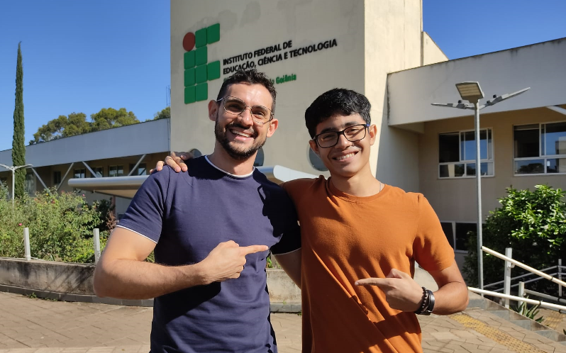 Professor Douglas Xavier com o estudante Gabriel Mendes no Câmpus Aparecida de Goiânia do IFG