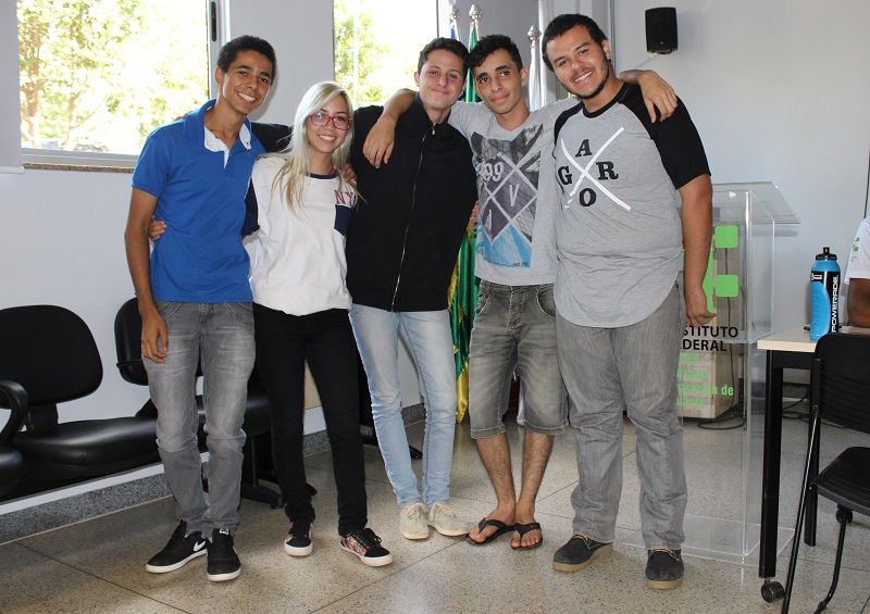 Wysney Correa, Derliyl Ohanna, Enrique Mateus, Iury Vieira e Odilon Neto são monitores do projeto "IFG de Portas Abertas"