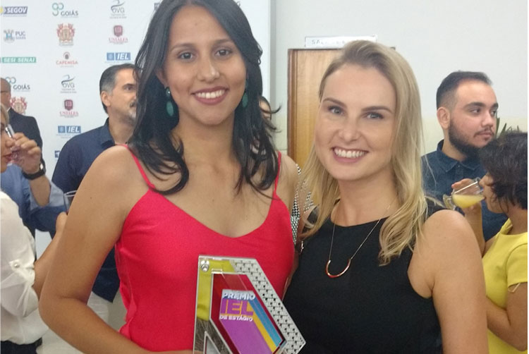 Graduada em Engenharia Mecânica pelo IFG - Câmpus Goiânia, Kamilla Lourenceti Pires (à esquerda) e sua supervisora de estágio,Tainá Freitas, durante entrega do troféu de 2º lugar na categoria Estagiário Destaque.