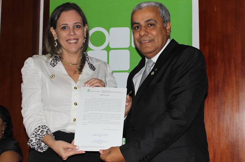 Diretora-geral do Câmpus Aparecida de Goiânia, professora Ana Lucia Siqueira de Oliveira, com o termo de posse assinado junto ao reitor do IFG, professor Jerônimo Rodrigues da Silva