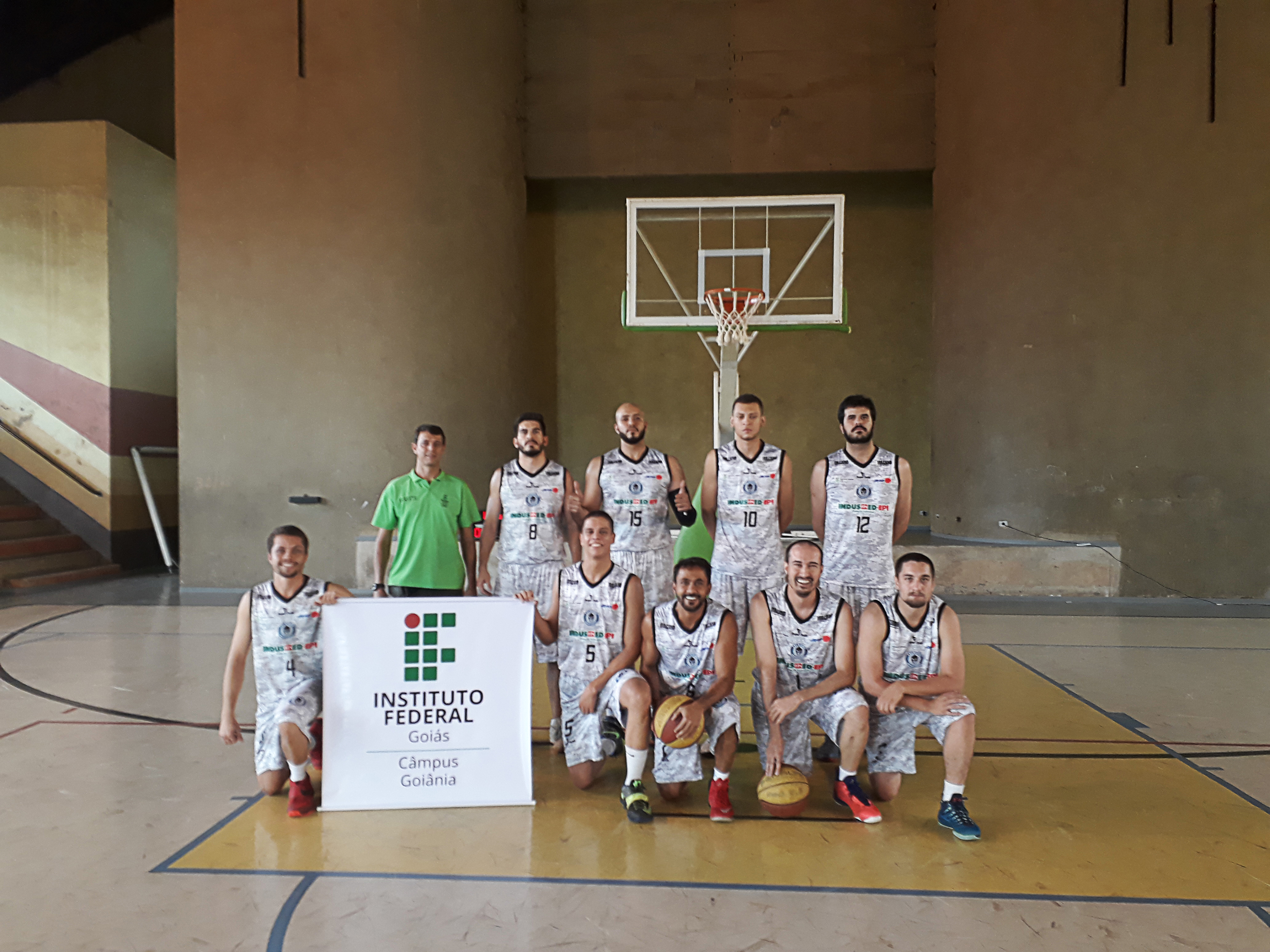 O time IFG/AEGB/Soldiers durante foto tirada na última partida da primeira fase do Campeonato Goiano de Basquete, no dia 11/11, no ginásio do Câmpus Goiânia.