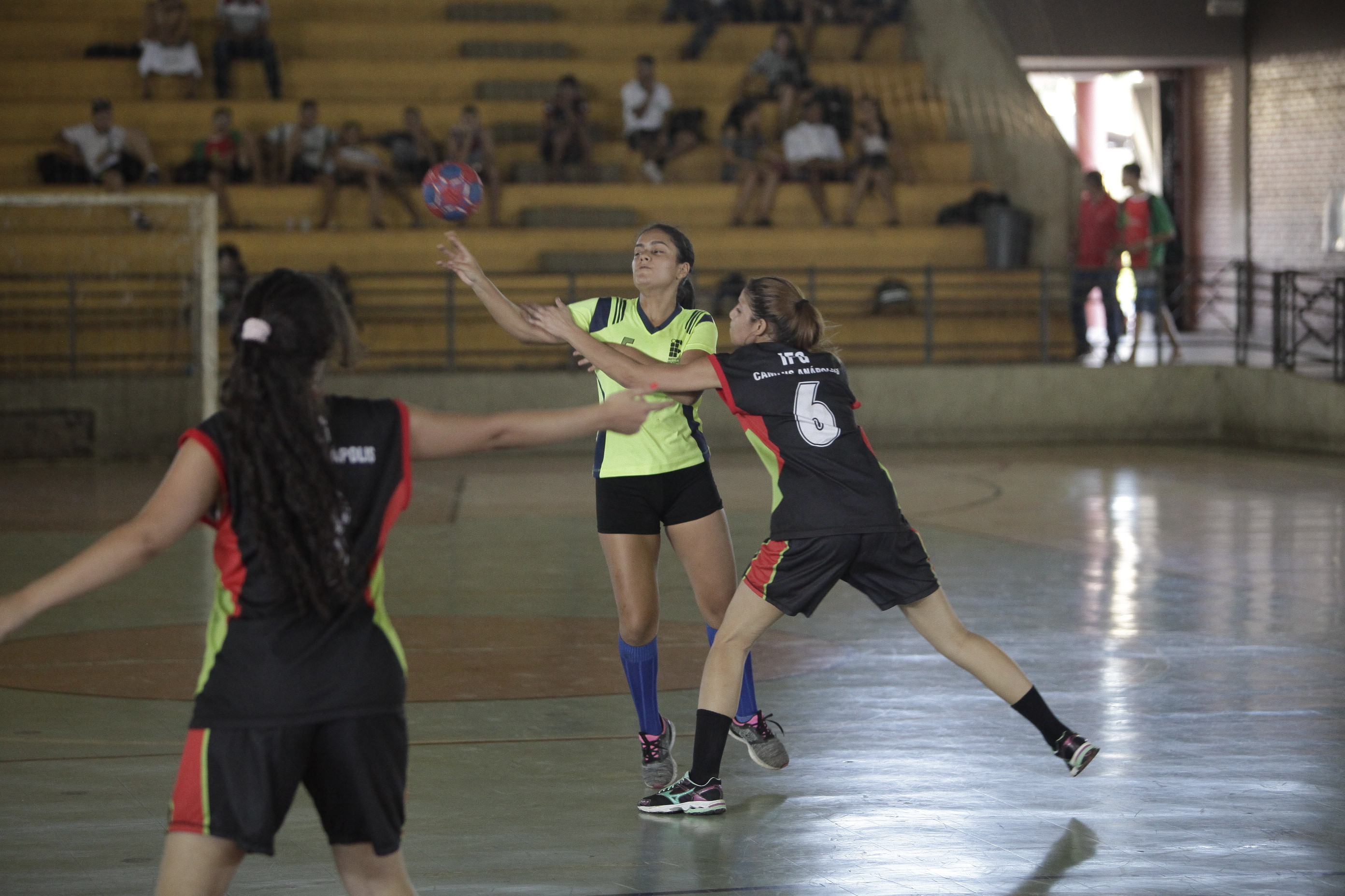 Equipes de futsal feminino se enfrentam em partida no JIF Goiás, em Jataí
