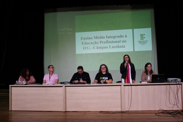 Docentes Marizãngeral Bortolo e Simone Paixão participam da mesa de relatos do terceiro dia do evento nacional da EJA