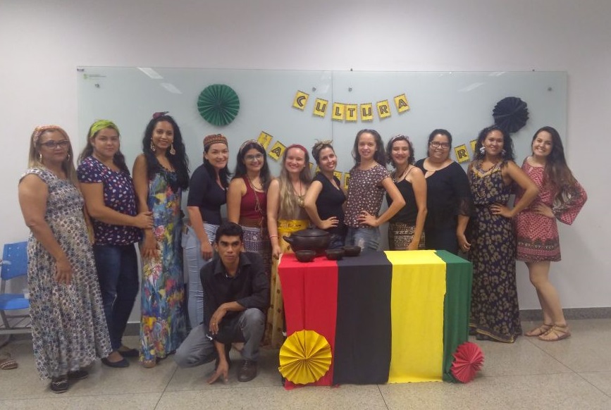 Professora Waléria Vaz Mendes, terceira da direita para a esquerda, com alunos do grupo que abordou o tema "Cultura Afro-brasileira"