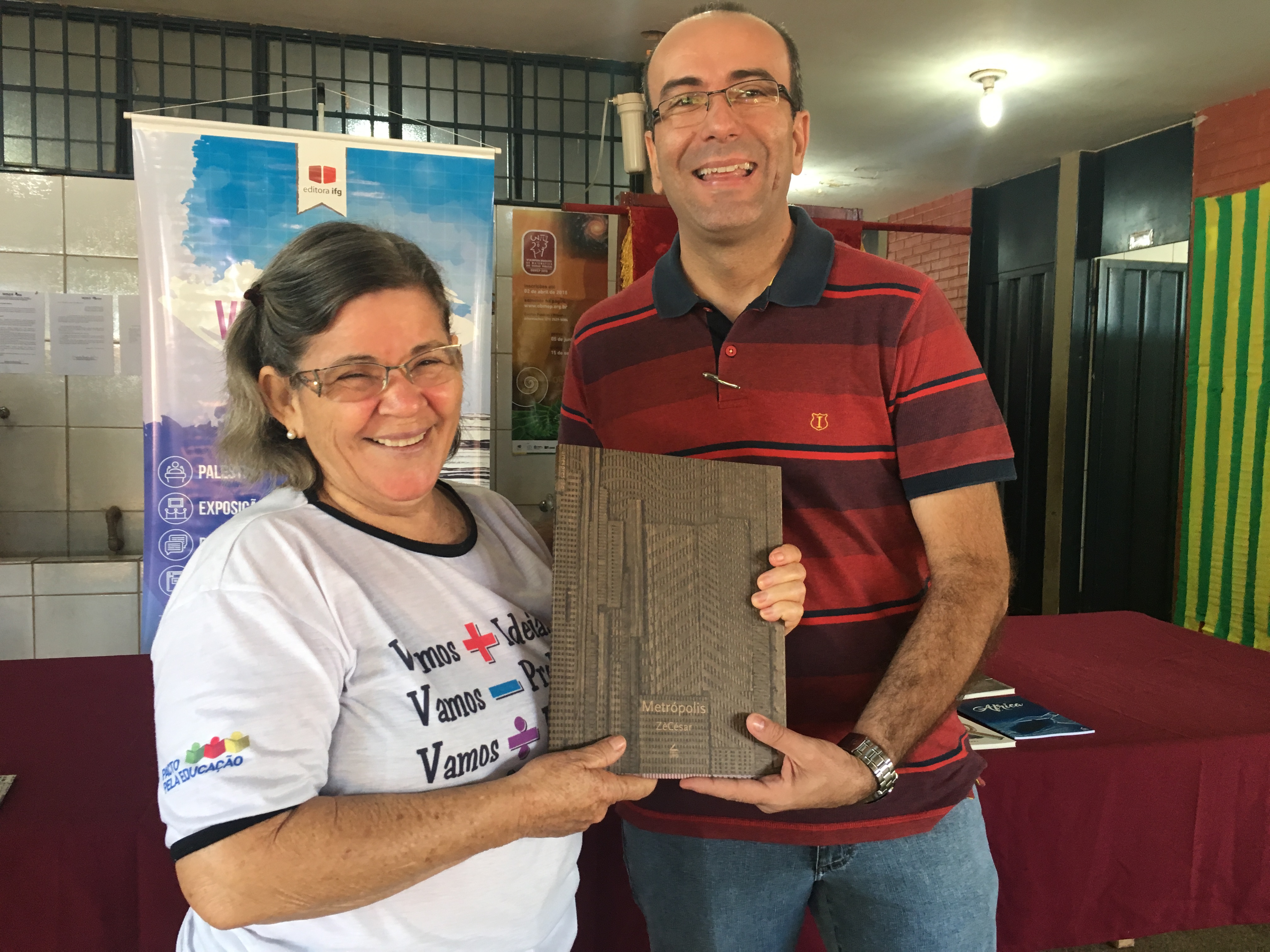 Coordenador acadêmico do Câmpus Itumbiara, prof. Fernando de Carvalho, junto à bibliotecária Maria Divina