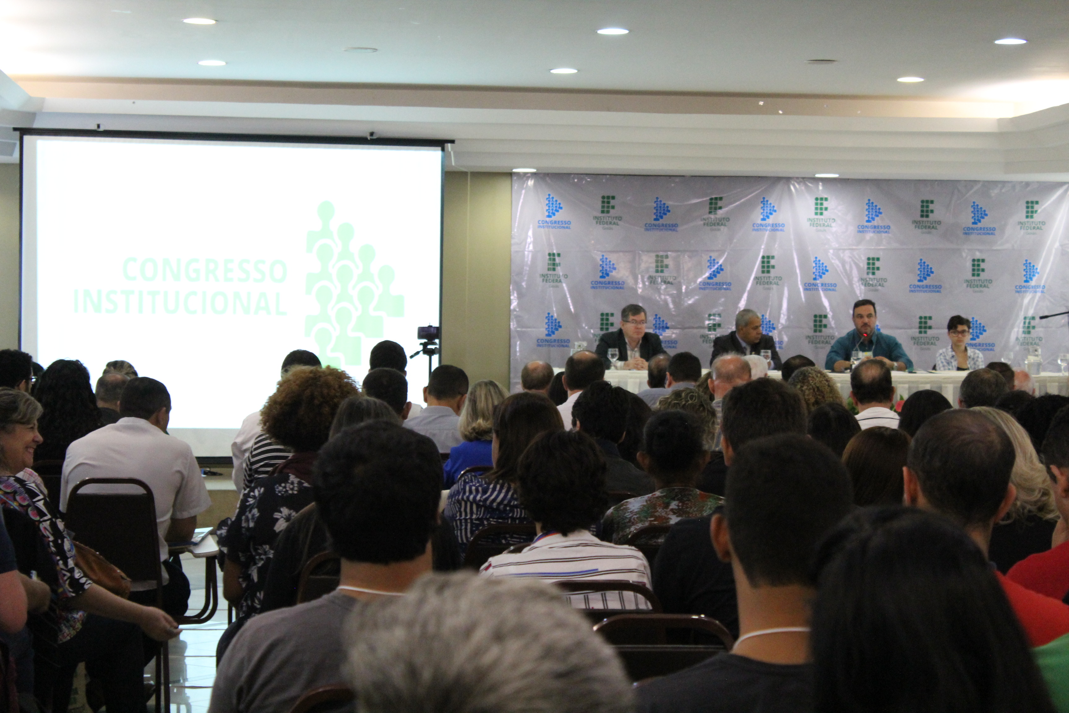 Imagem da sala de eventos onde estão reunidos servidores que participam do Congresso Institucional do IFG