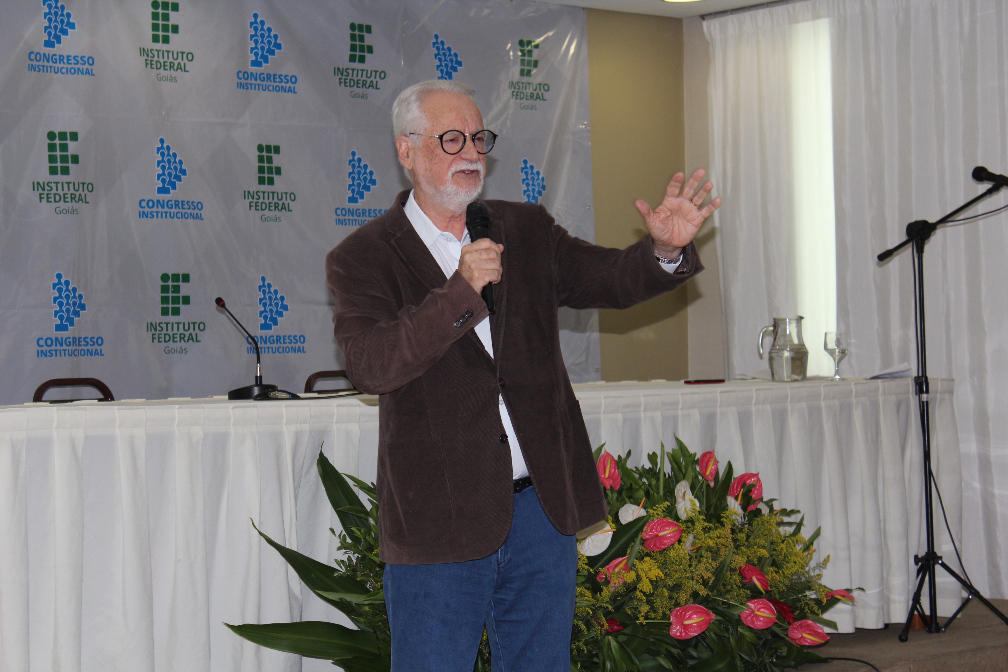Conferência do professor Eliezer Pacheco na abertura do Congresso Institucional