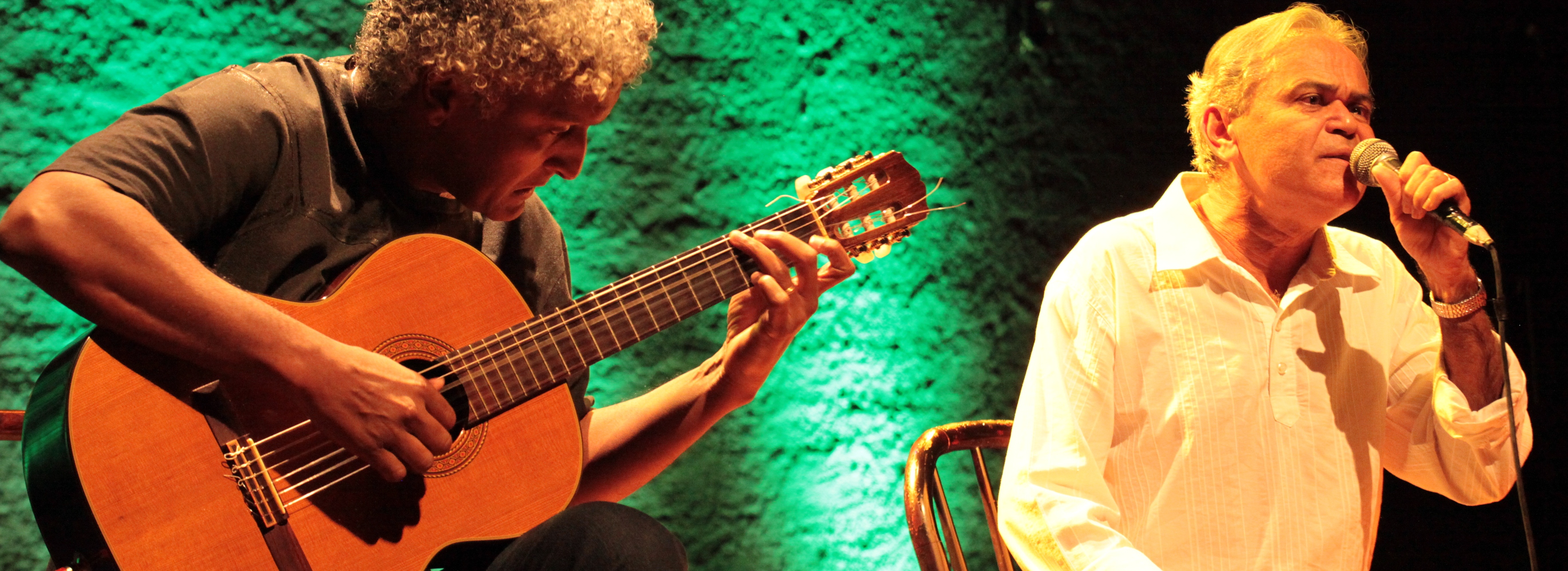 Músicos Felipe Valoz e Chico Aafa se apresentam no Teatro do IFG - Câmpus Goiânia (crédito/foto: Marcos Nalim).
