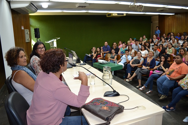 Professora Tânia Ferreira, da UFG, arrancou aplausos dos alunos em sua fala durante o evento ao abordar sua experiência com a docência e a Língua Portuguesa
