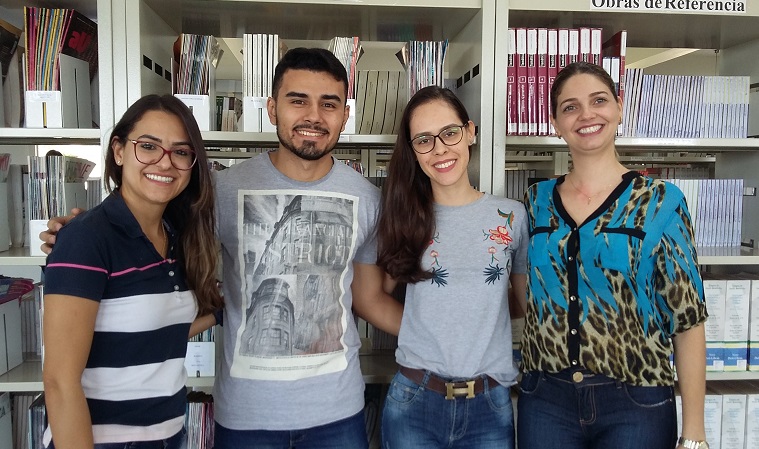 bibliotecárias Suzane Gonçalves e Thalita Franco, com os estagiários  Alexsander Santos e Amanda Caroline (no centro)