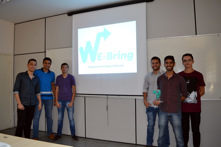 Equipe de alunos da We-Bring, acompanhada pelo professor Eduardo Noronha