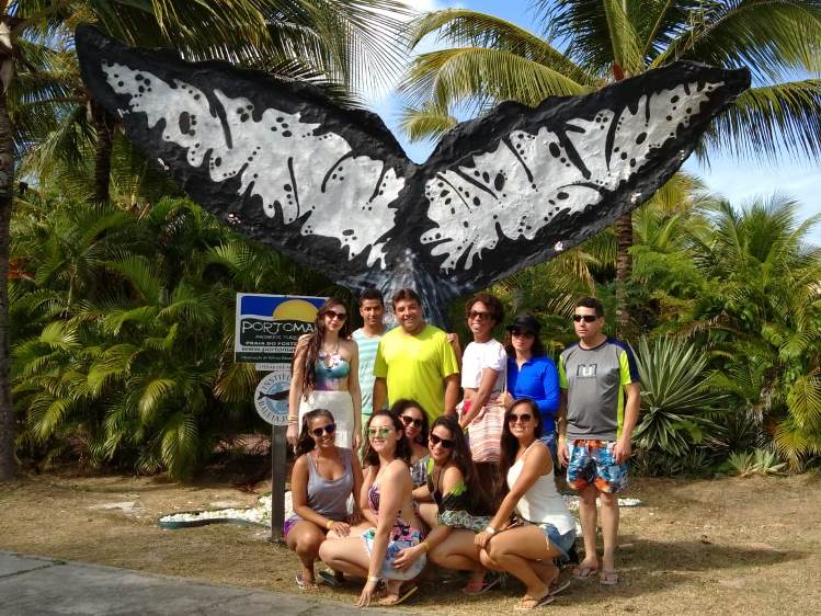 Grupo de estudantes acompanhado de professor visita Praia do Forte