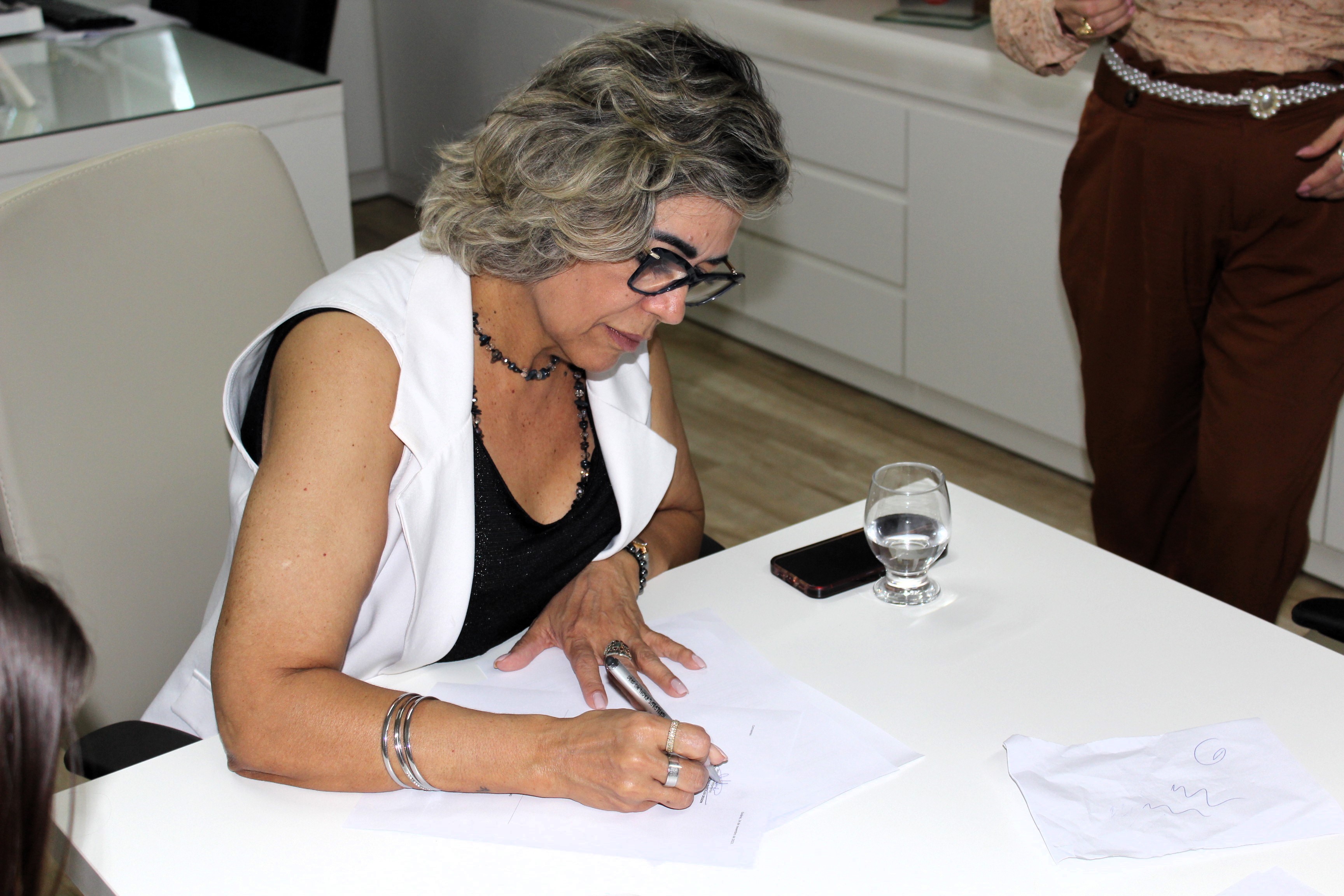 Contrato para retomada de obras dos blocos acadêmicos do Câmpus Senador Canedo é assinado pela reitora do IFG