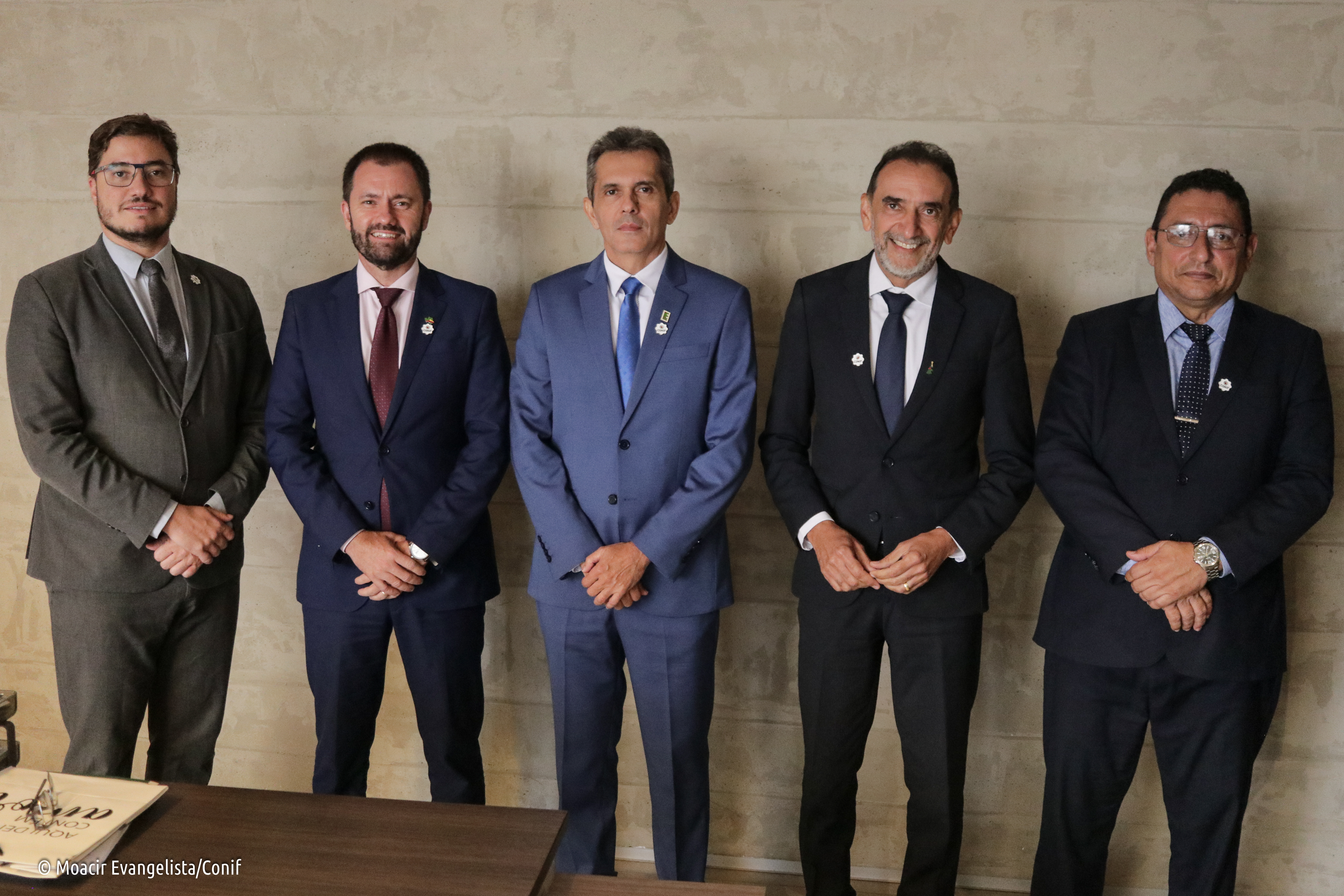 O novo presidente do Conif, professor Elias, ladeado pelos diretores eleitos professores Rafael e Júlio (à esquerda) e professores Carlos e Jaime (à direita)