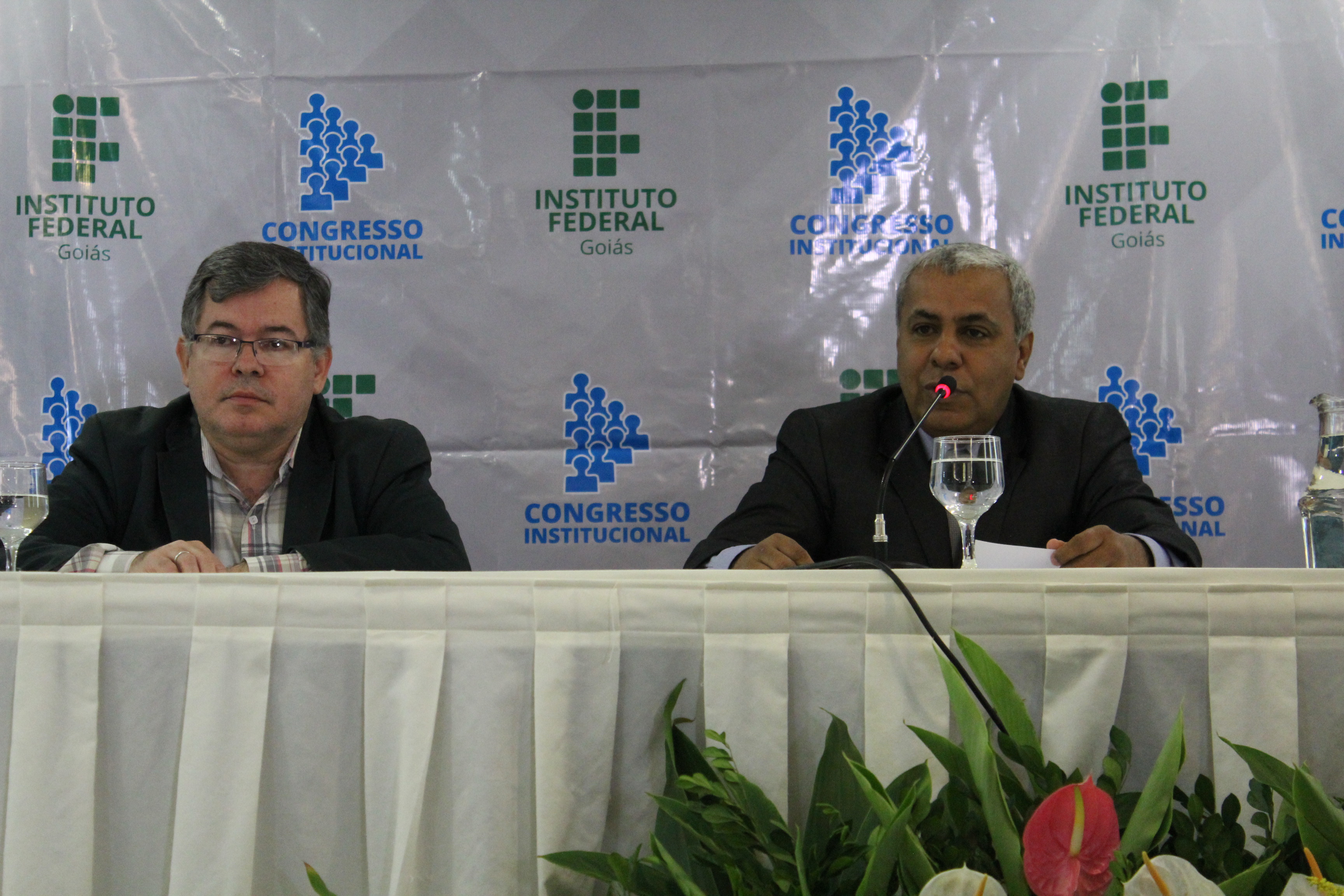 O reitor do IFG fala durante a abertura do Congresso Institucional, ao lado do presidente do Conselho Estadual de Educação
