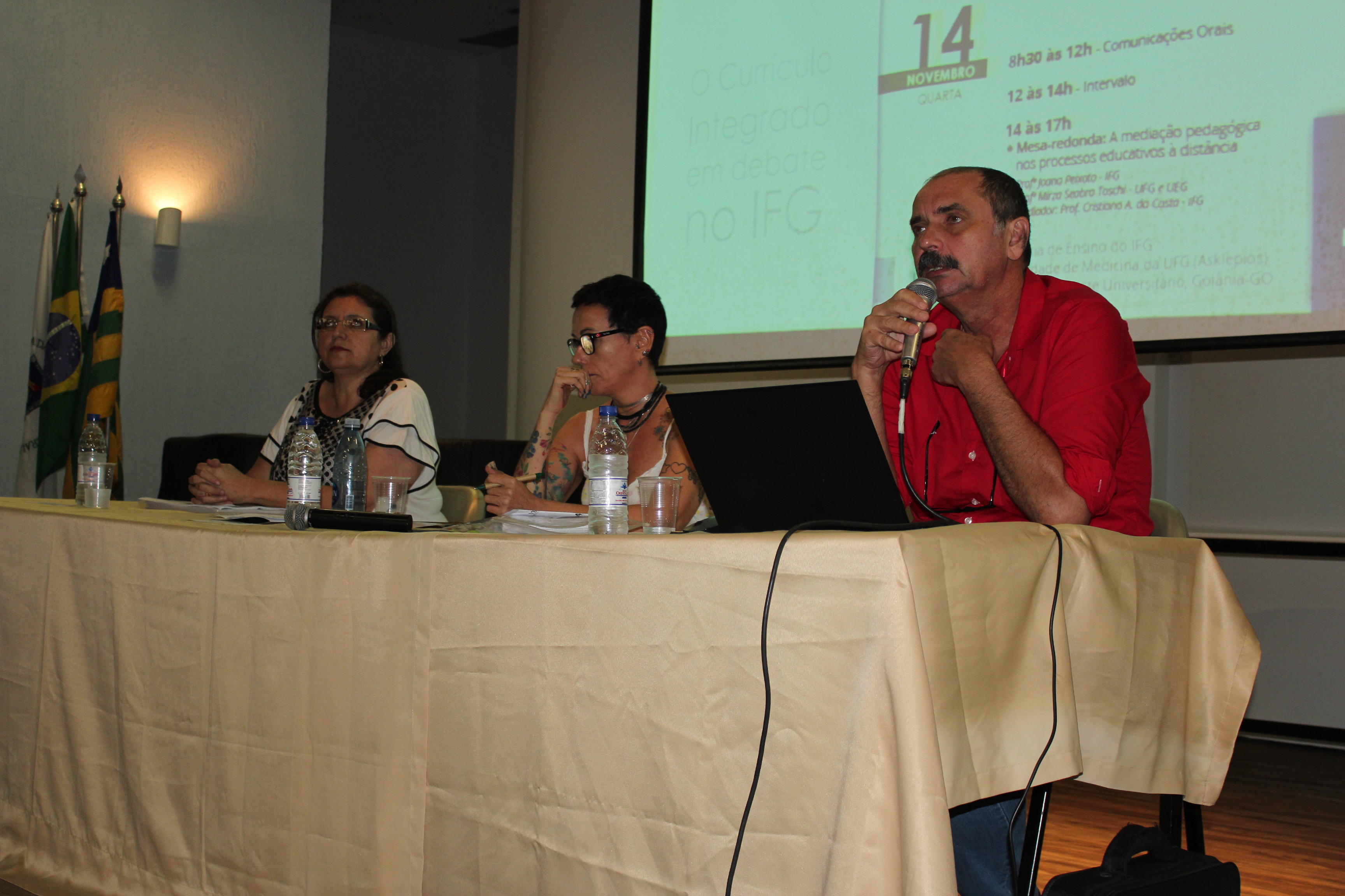 Os professores Dante Henrique Moura e Sandra Regina Garcia foram os expositores da mesa-redonda da tarde