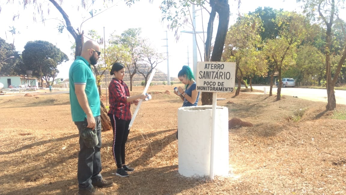 Professor e alunas do Câmpus Goiânia do IFGrealizam visitas quinzenais ao Aterro Sanitário de Goiânia para coletar amostras do chorume, líquido poluente resultante da decomposição do lixo