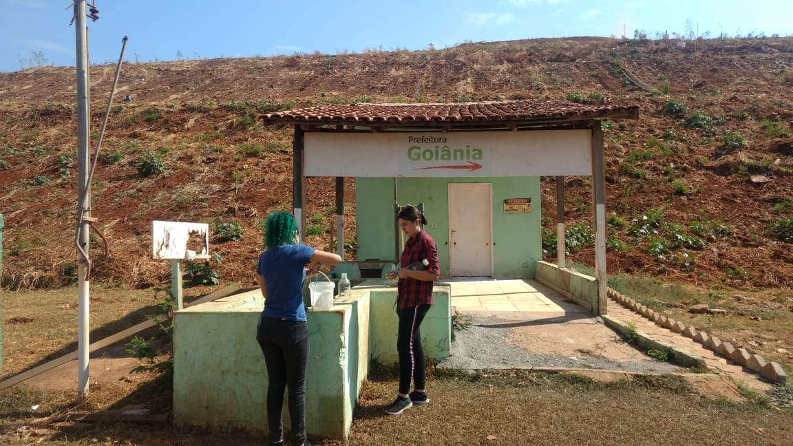 As alunas Caroline de Sousa e Cricia Guimarães, durante análise no canal de medição da vazão do chorume produzido no Aterro Sanitário de Goiânia