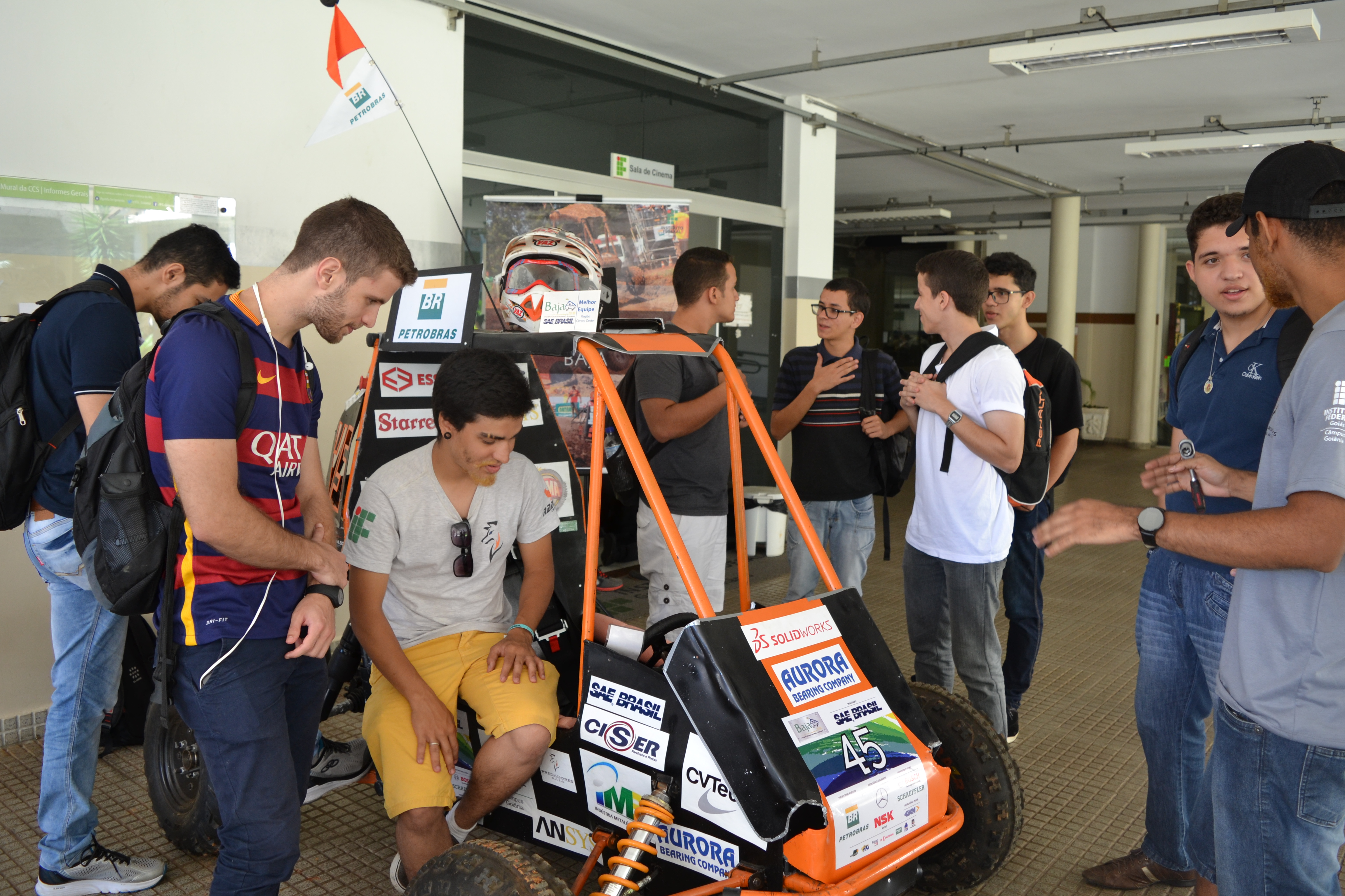Estudantes apresentaram o veículo para a comunidade do Câmpus Goiânia nesta terça-feira, 27, em frente à biblioteca