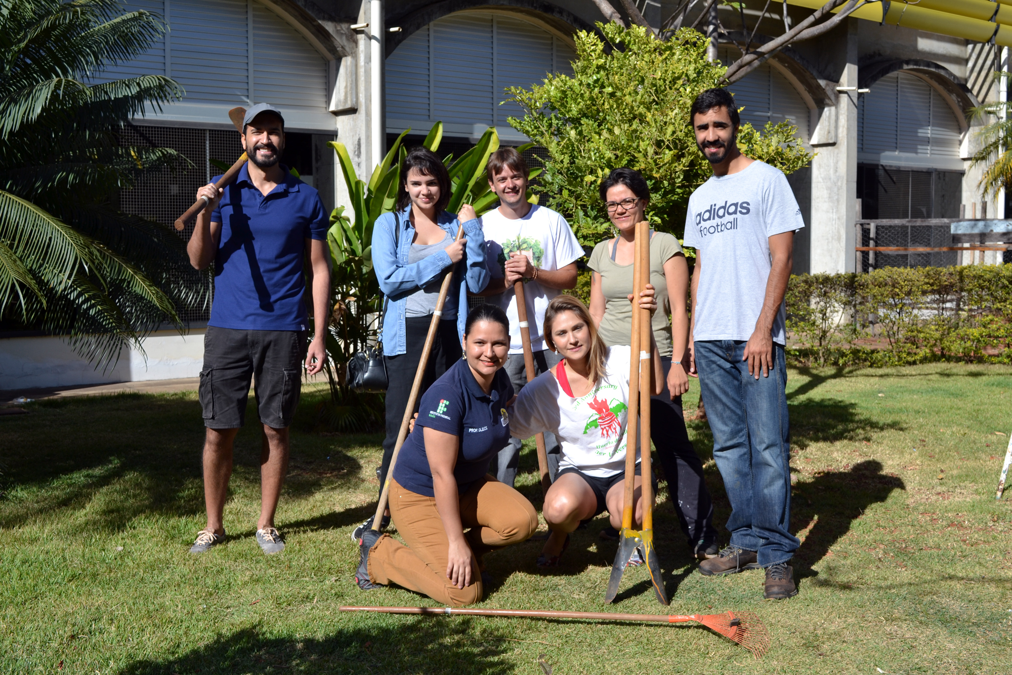 Professora Gleice Alves e a presidente da EComAmor, Jordana Mendonça, (no centro da imagem) e voluntários do projeto Horta no IFG